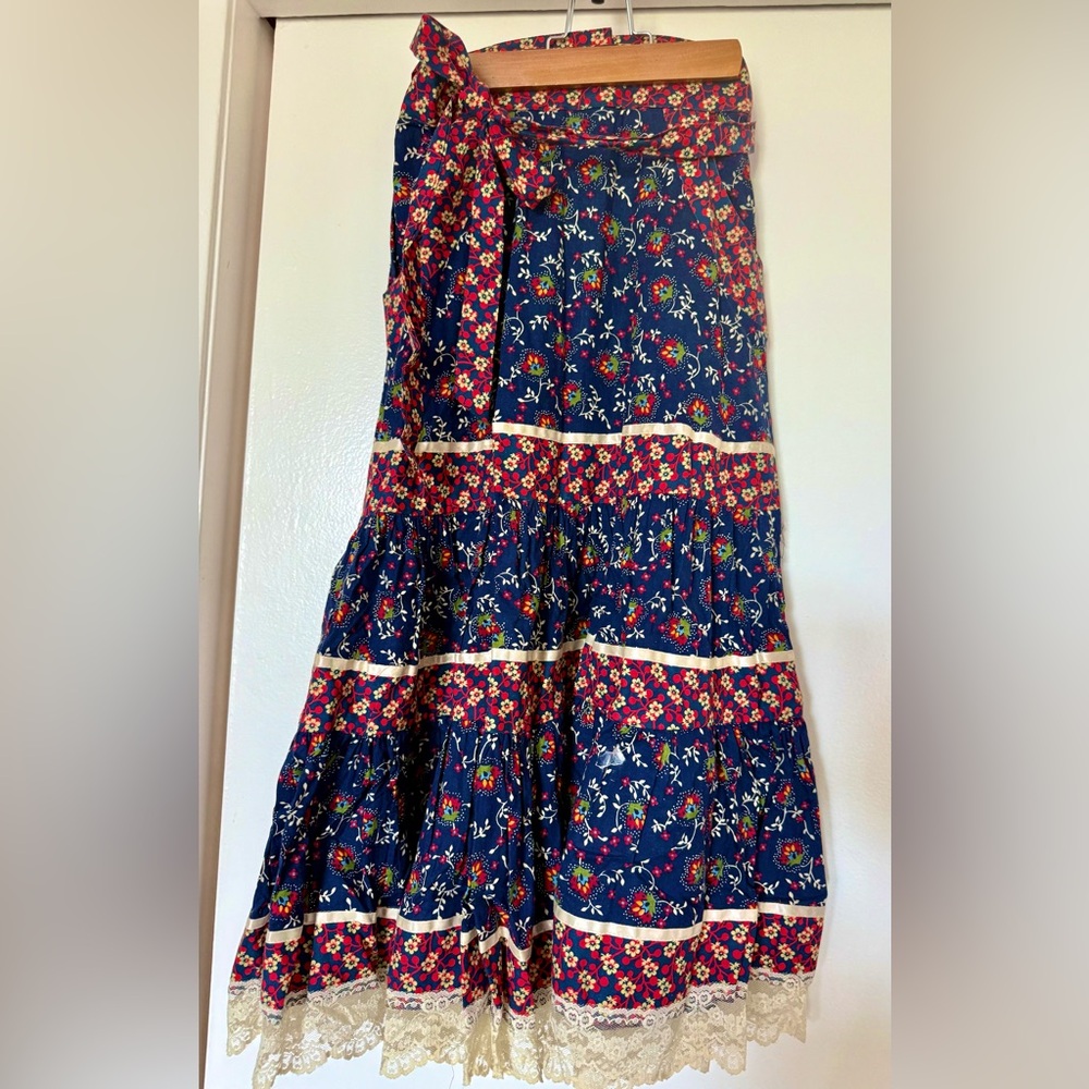 VTG GUNNE SAX Jessica’s by Guinness skirt
floral/lace. Size 9 tag. 28 inch waist
